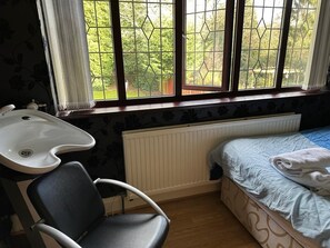 6 bedrooms, iron/ironing board, WiFi, bed sheets