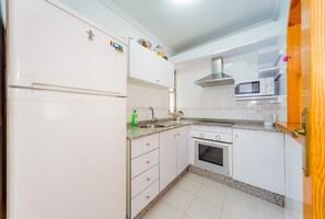 Fridge, microwave, oven, stovetop - One bedroom apartment with a large private balcony and lateral Mediterranean Sea Views! (Torrevieja)