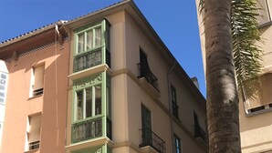 A multi-story building with a ground-floor shop named "el Atrio". -  Light and tranquility in the best location. Destiny Cathedral  (Málaga)