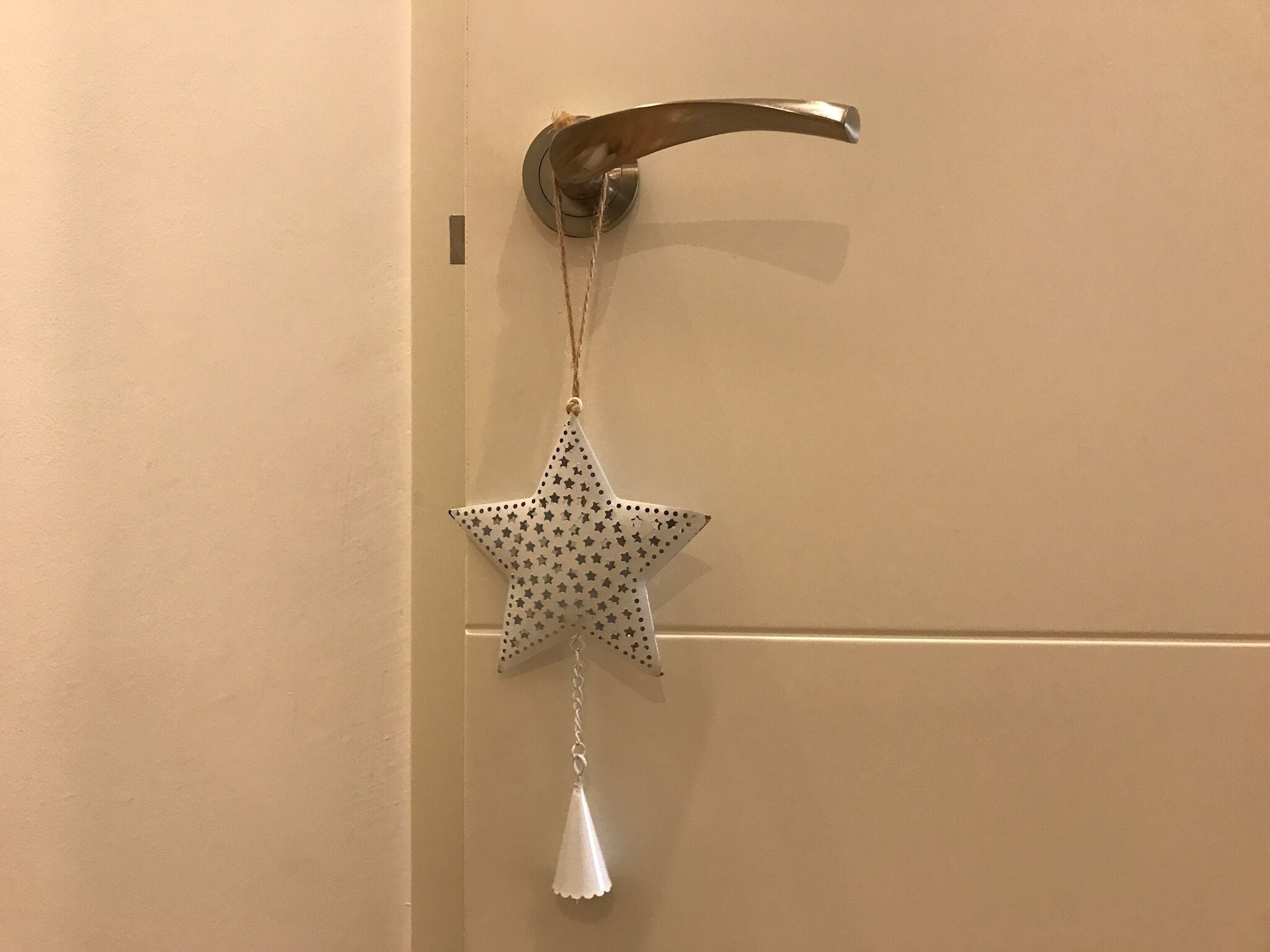 Adorno en forma de estrella con fleco colgando de un picaporte.