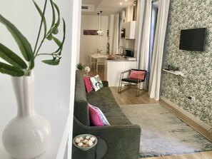 Flatscreentelevisie en boeken