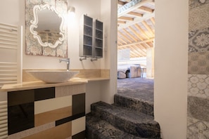 Shower, hair dryer, bidet, towels - Apartment Giglio Viola in Florence by Mmega (Firenze)