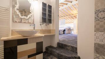 Dusche, Haartrockner, Bidet, Handtücher