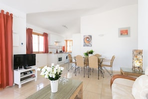 Una televisión, un reproductor de DVD