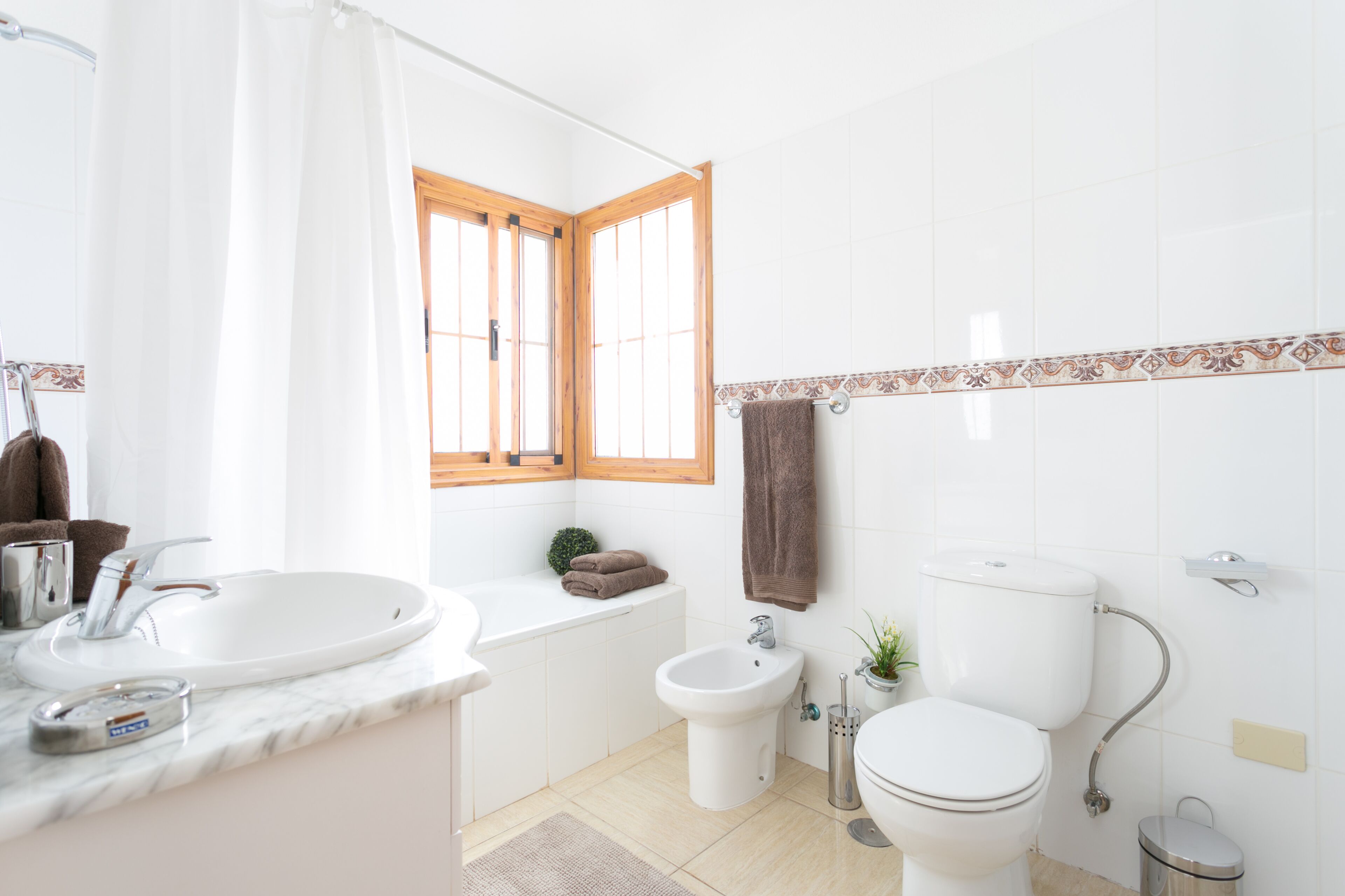 Een bad/douchecombinatie, een haardroger, een bidet, handdoeken