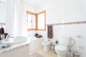 Combined shower/bathtub, hair dryer, bidet, towels - LUXURY SUNNY HOLIDAY HOME WITH BREATHTAKING VIEWS AND HEATED PRIVATE POOL (Amarilla Golf)
