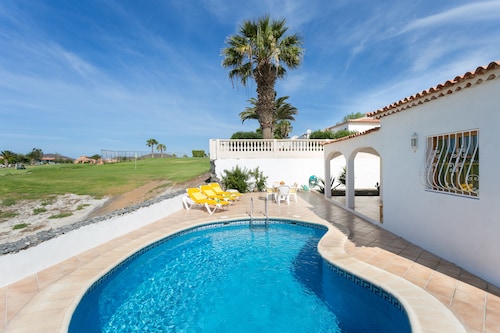 LUXUS SONNIGE VILLA MIT ATEMBERAUBENDEM BLICK, KOSTENLOSEM WIFI UND HEIZBAREM PRIVATEN POOL