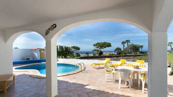 Een verwarmd zwembad