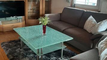 Fernseher, DVD-Player, Bücher, Stereoanlage