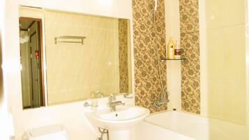 Ondol Room | Bathroom | Free toiletries, hair dryer, slippers, towels