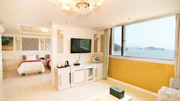 Suite | Living area | 40-inch flat-screen TV with cable channels, TV