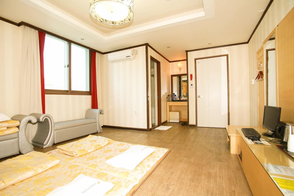 Zimmer (Ondol) | 1 Schlafzimmer, Schreibtisch, kostenloses WLAN