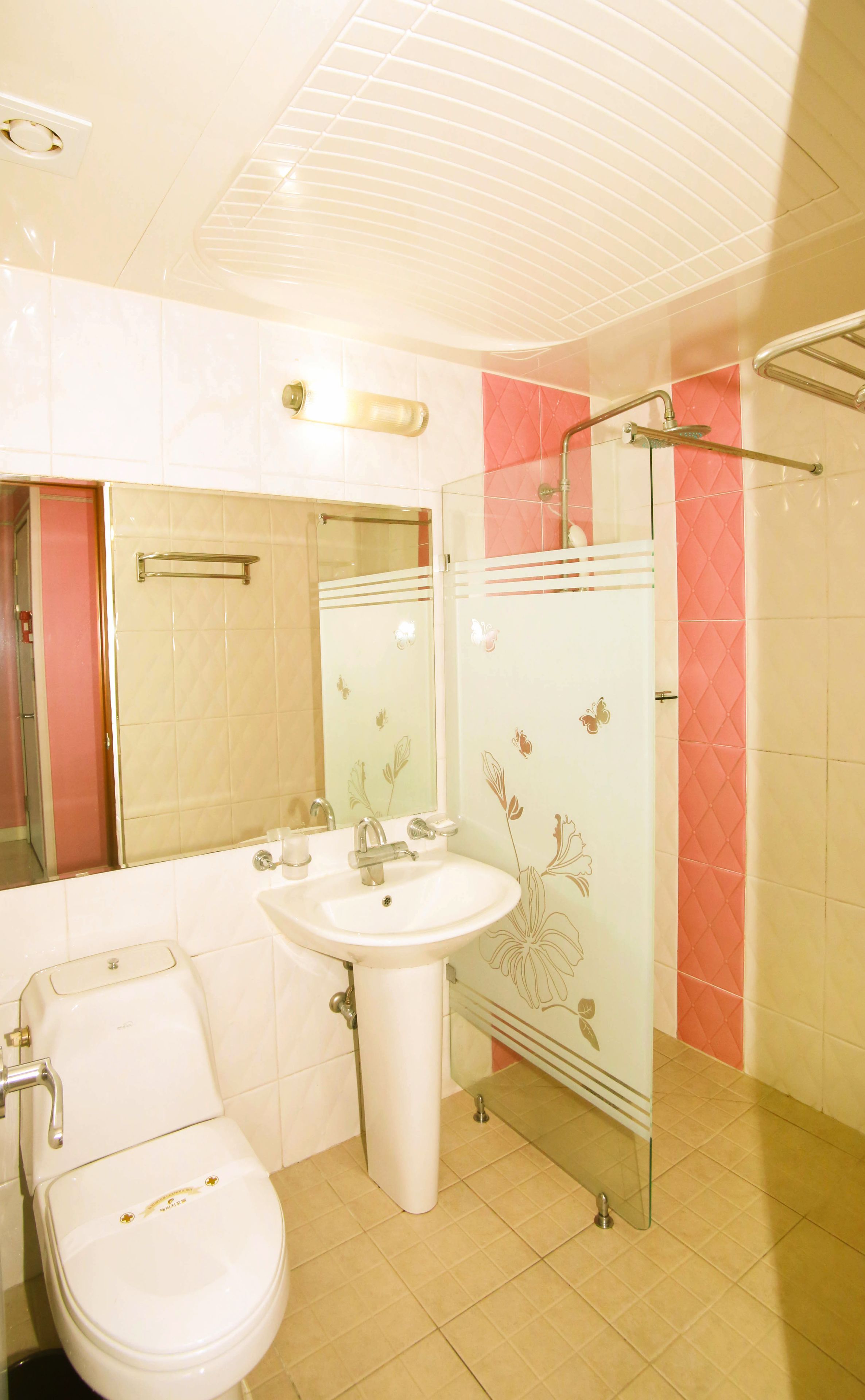 Un baño con inodoro, lavamanos y ducha.