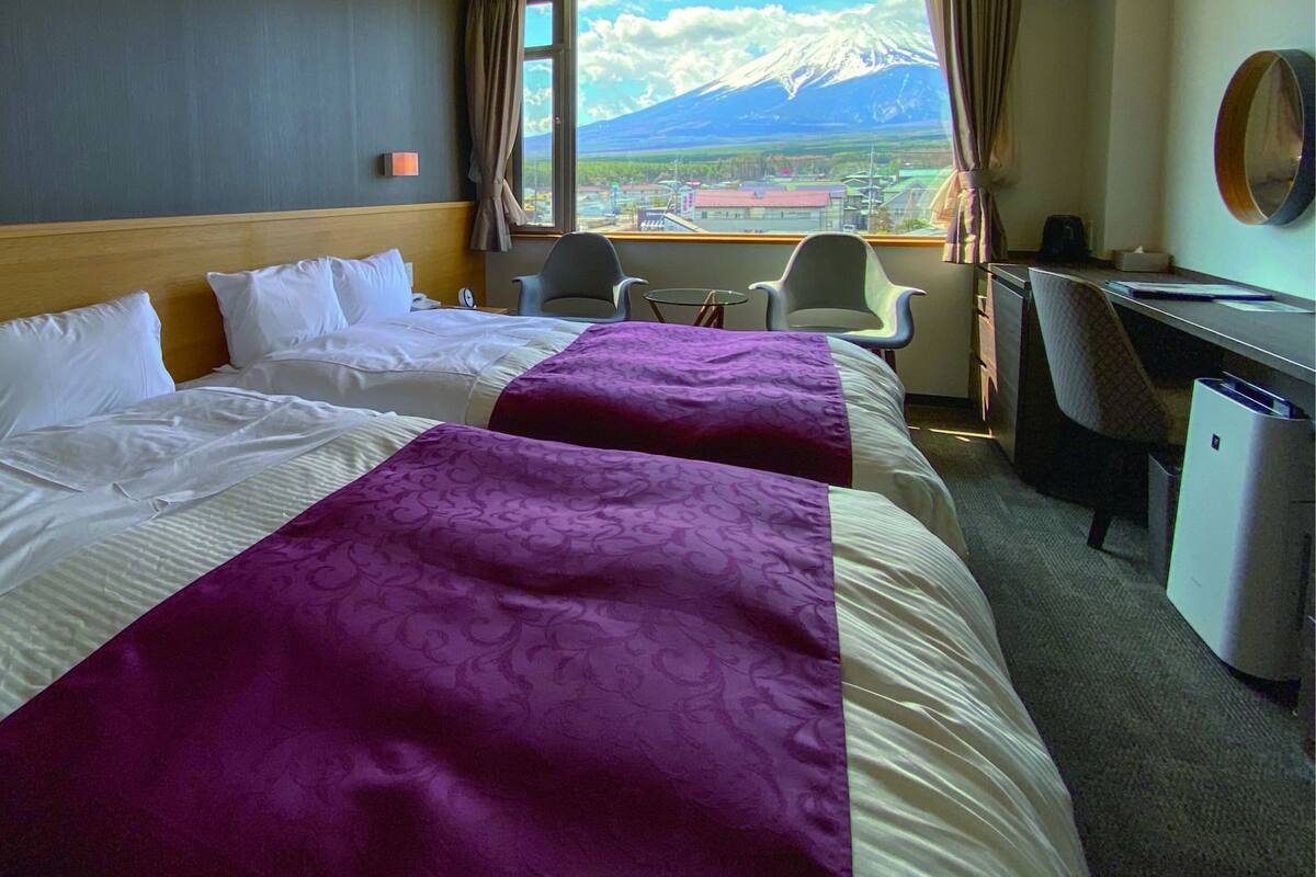 標準雙床房 (Top Floor, Mt. Fuji View) | 羽絨被、書桌、遮光布/窗簾、熨斗/熨衣板