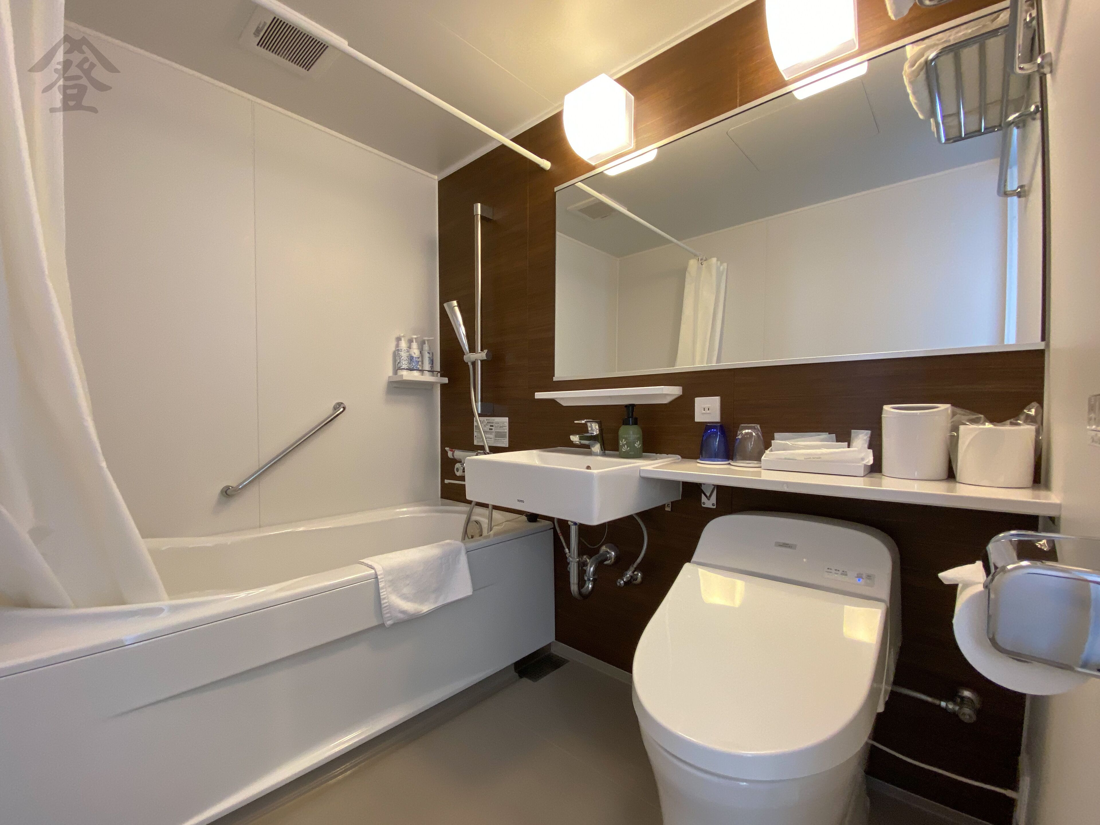 Ein modernes Badezimmer mit Badewanne, Toilette und Waschbecken.