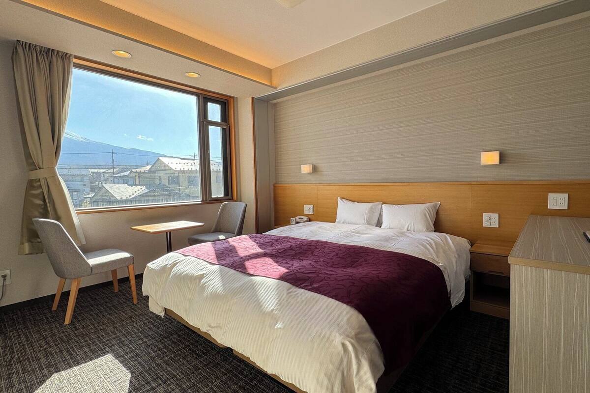 豪華雙人房, 1 張加大雙人床, 山景 (Special room, 24.02 sqm, 2nd Floor) | 羽絨被、書桌、遮光布/窗簾、熨斗/熨衣板