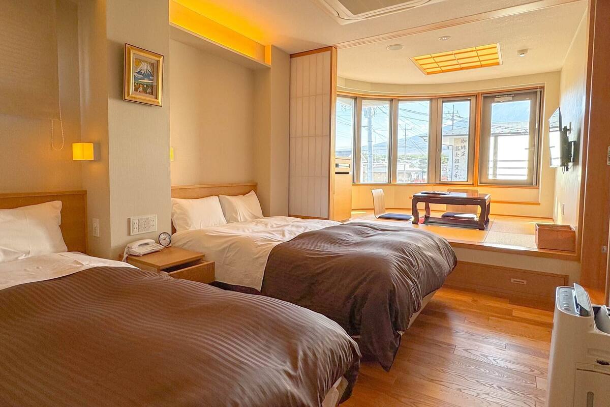 豪華雙床房, 露台, 山景 (Corner Room, 34.33sqm, 2nd Floor) | 羽絨被、書桌、遮光布/窗簾、熨斗/熨衣板