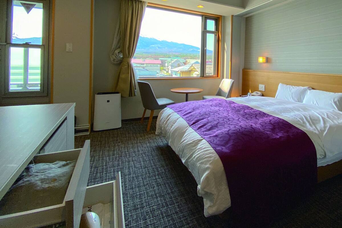 豪華雙人房, 1 張加大雙人床, 山景 (Special room, 24.02 sqm) | 羽絨被、書桌、遮光布/窗簾、熨斗/熨衣板