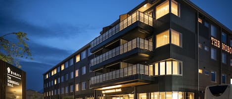 Majoituspaikan julkisivu illalla/yöllä