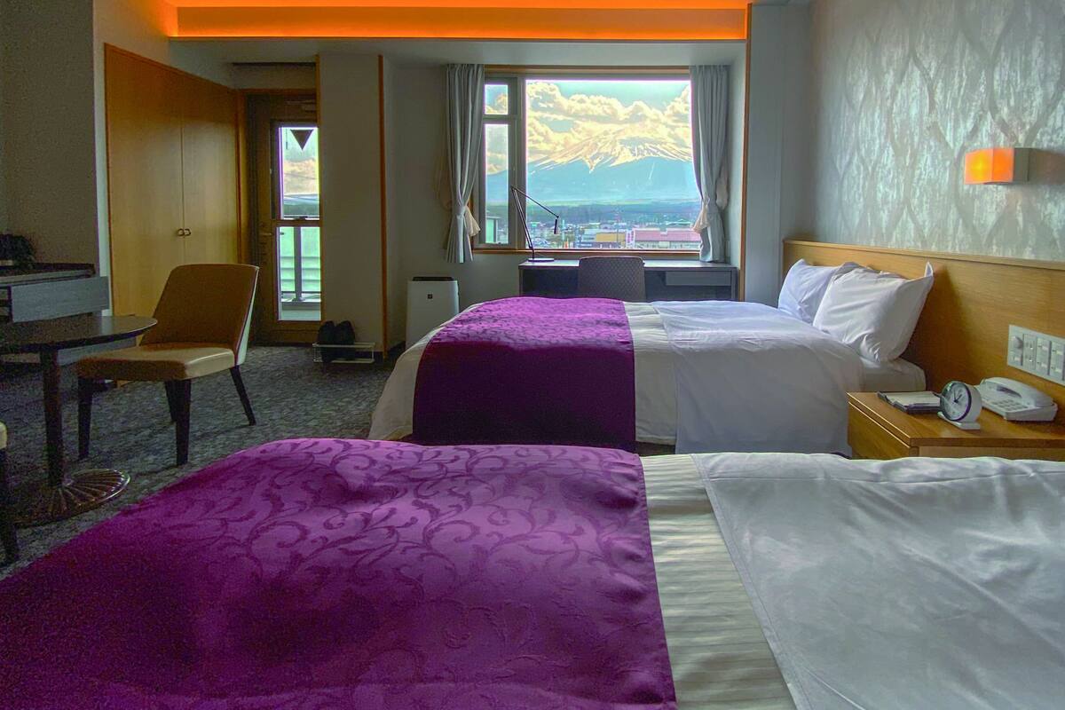 豪華雙床房, 2 間臥室, 山景 (Special room, terrace top floor) | 羽絨被、書桌、遮光布/窗簾、熨斗/熨衣板