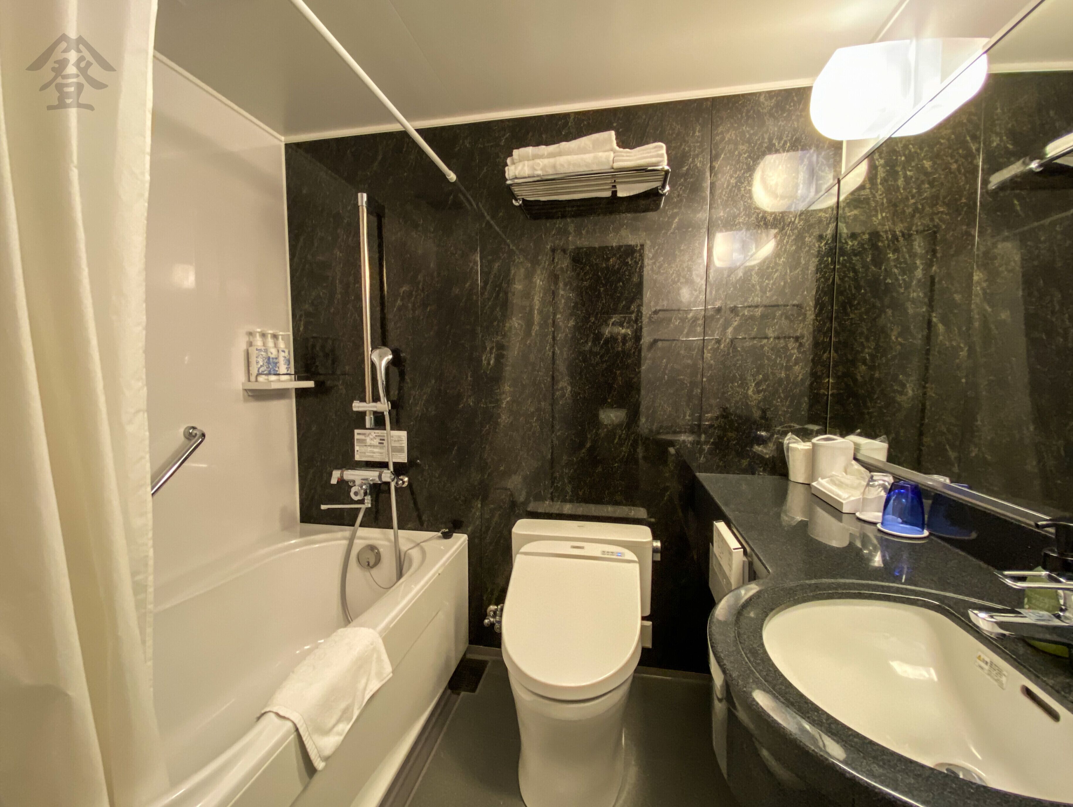 Un bagno moderno con vasca, WC e lavandino.