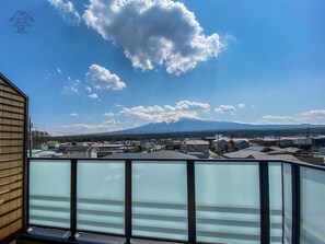 Special room deluxe twin room 2 bedrooms Mt. Fuji side with terrace top floor (34.23 square meters) | Balcony view