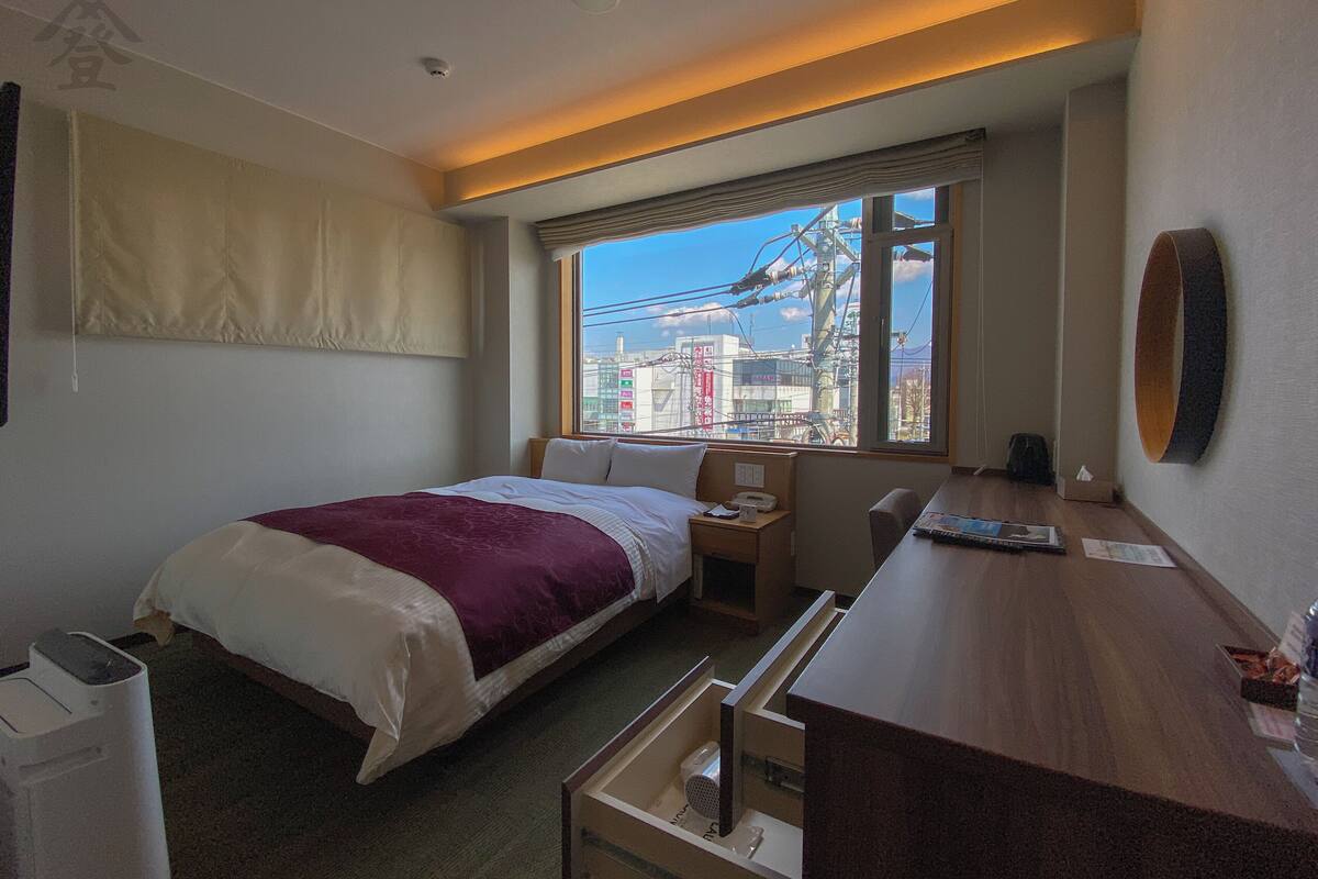 Standard double room (corner room) | 羽絨被、書桌、遮光布/窗簾、熨斗/熨衣板