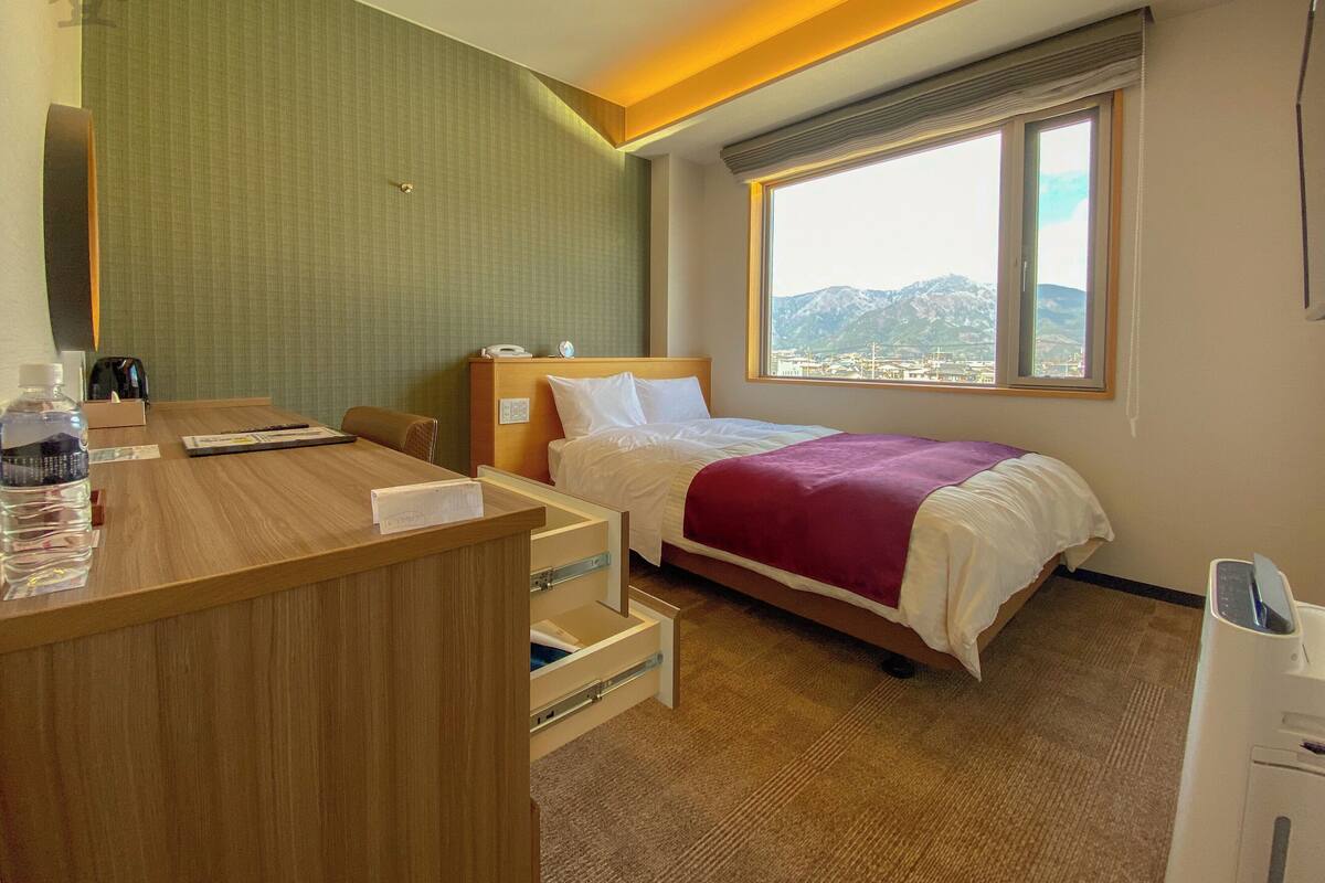 Semi-double room (top floor) | 羽絨被、書桌  、遮光布/窗簾、熨斗/熨衣板