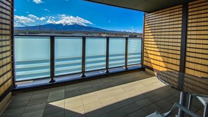A balcony with a view of a mountain and a body of water. - The Noborisaka Hotel (Fujikawaguchiko)