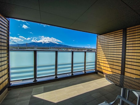 Deluxe Twin Room - Mountain View with Terrace (25.64sqm) | Terrace/patio