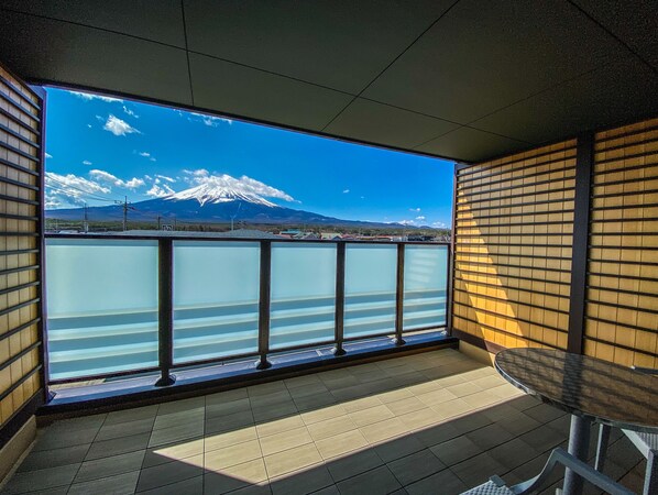 Deluxe Twin Room - Mountain View with Terrace (25.64sqm) | Terrace/patio