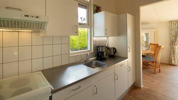 Een koelkast, een microgolfoven, een oven, een kookplaat