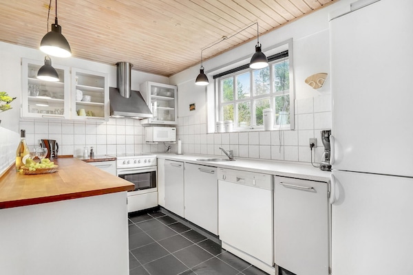 Kjøleskap, kokeplater, oppvaskmaskin og kaffetrakter/tekoker