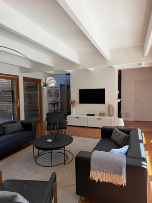 Smart TV, fireplace, DVD player, books - Architect-designed villa in Cassis, 4 bedrooms, 8 people, 5 beds, swimming pool, pets welcome. (Cassis)