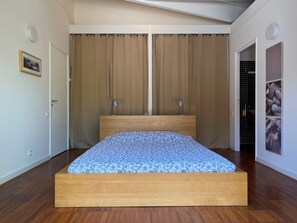 4 bedrooms, desk, iron/ironing board, travel cot