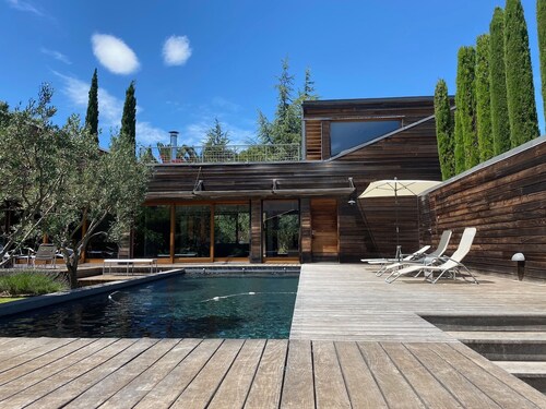 Architect-designed villa in Cassis, 4 bedrooms, private pool, pets welcome.