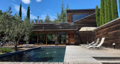 Architect-designed villa in Cassis, 4 bedrooms, private pool, pets welcome.