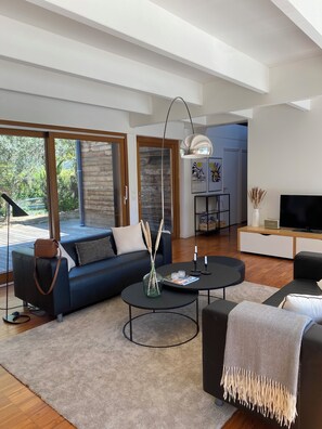 Smart-TV, Kamin, DVD-Player, Bücher