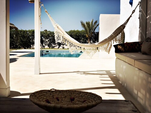 Spacious 5-suite villa with pool in Mezraya