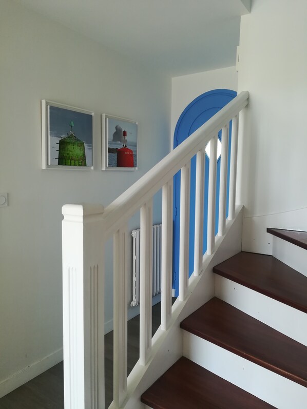 A staircase with white railings and dark wooden steps. - Sea, space, calm and comfort, welcome to Brittany! (Le Conquet)