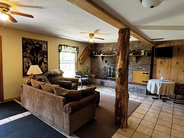 Smart-TV, peis, DVD-spiller og bøker