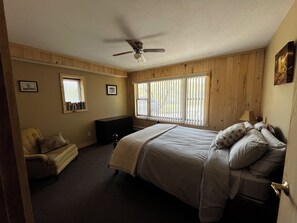 4 dormitorios, tabla de planchar con plancha, cuna de viaje