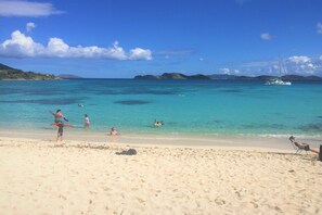 Plage, chaises longues, serviettes de plage