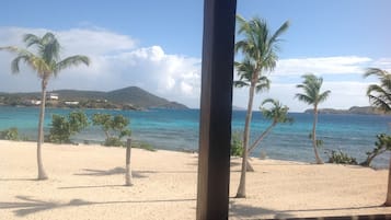 På stranden, solsenger og strandhåndklær