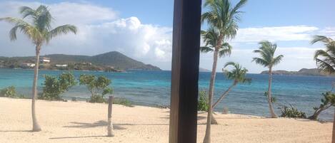 Rannalla, aurinkotuoleja, rantapyyhkeitä