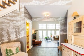 Smart TV, fireplace, DVD player, table tennis