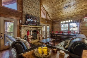 Smart TV, chimenea y consola de videojuegos 