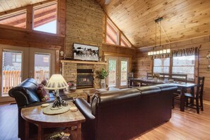 Smart TV, chimenea y consola de videojuegos 