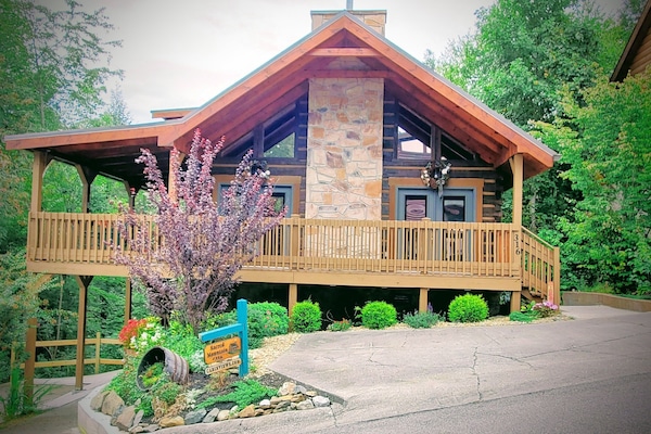 SACRED MOUNTAIN CABIN
Mountain Shadows Resort
316 Brown Wren way
Gatlinburg