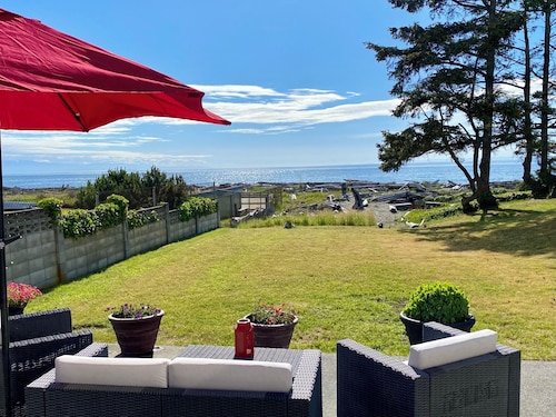 Deception Pass Getaway-Level Sandy Beachfront! Resident Eagles & Huge Fire Pit!